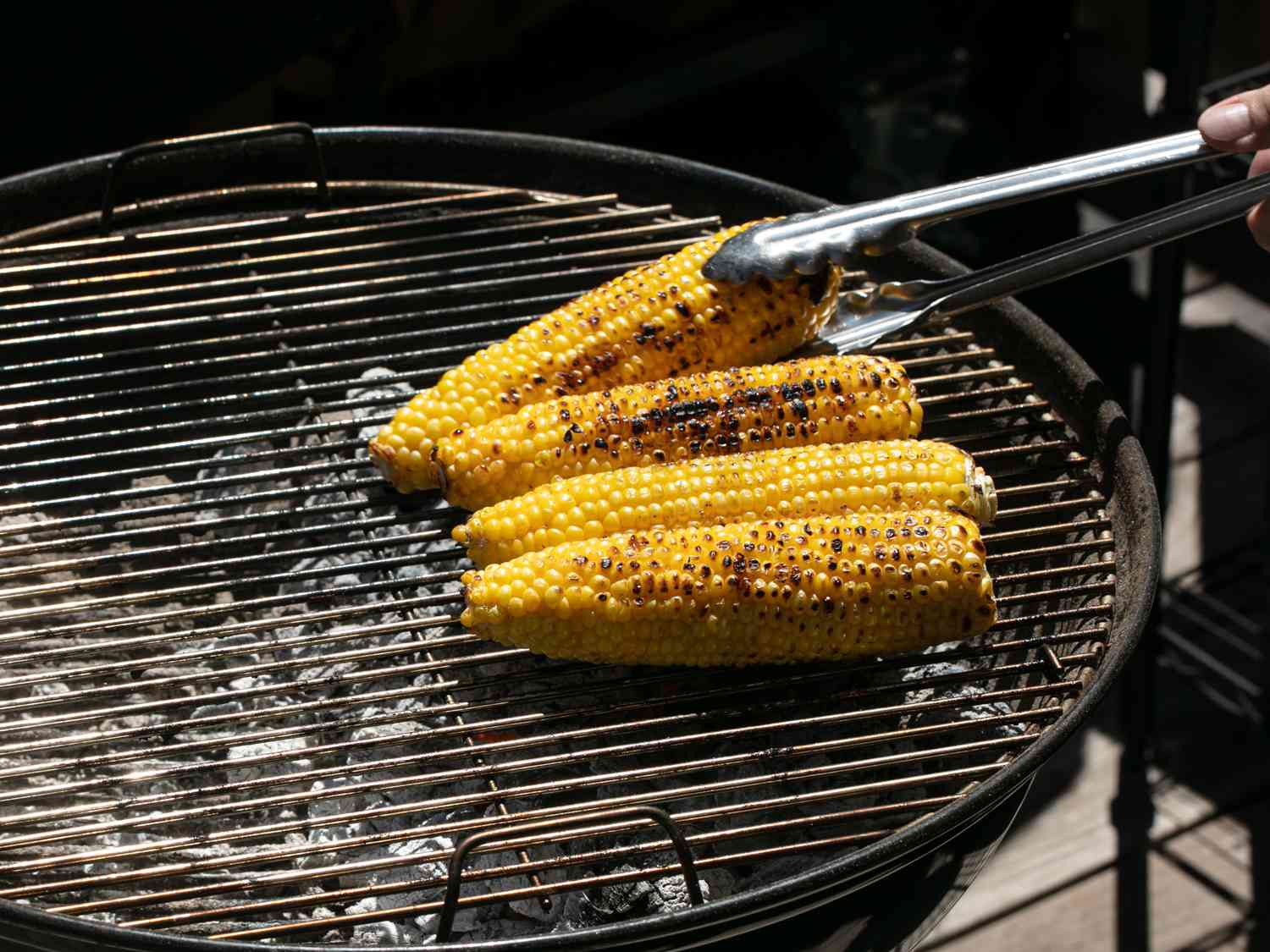 Grilling ears of corn for elotes