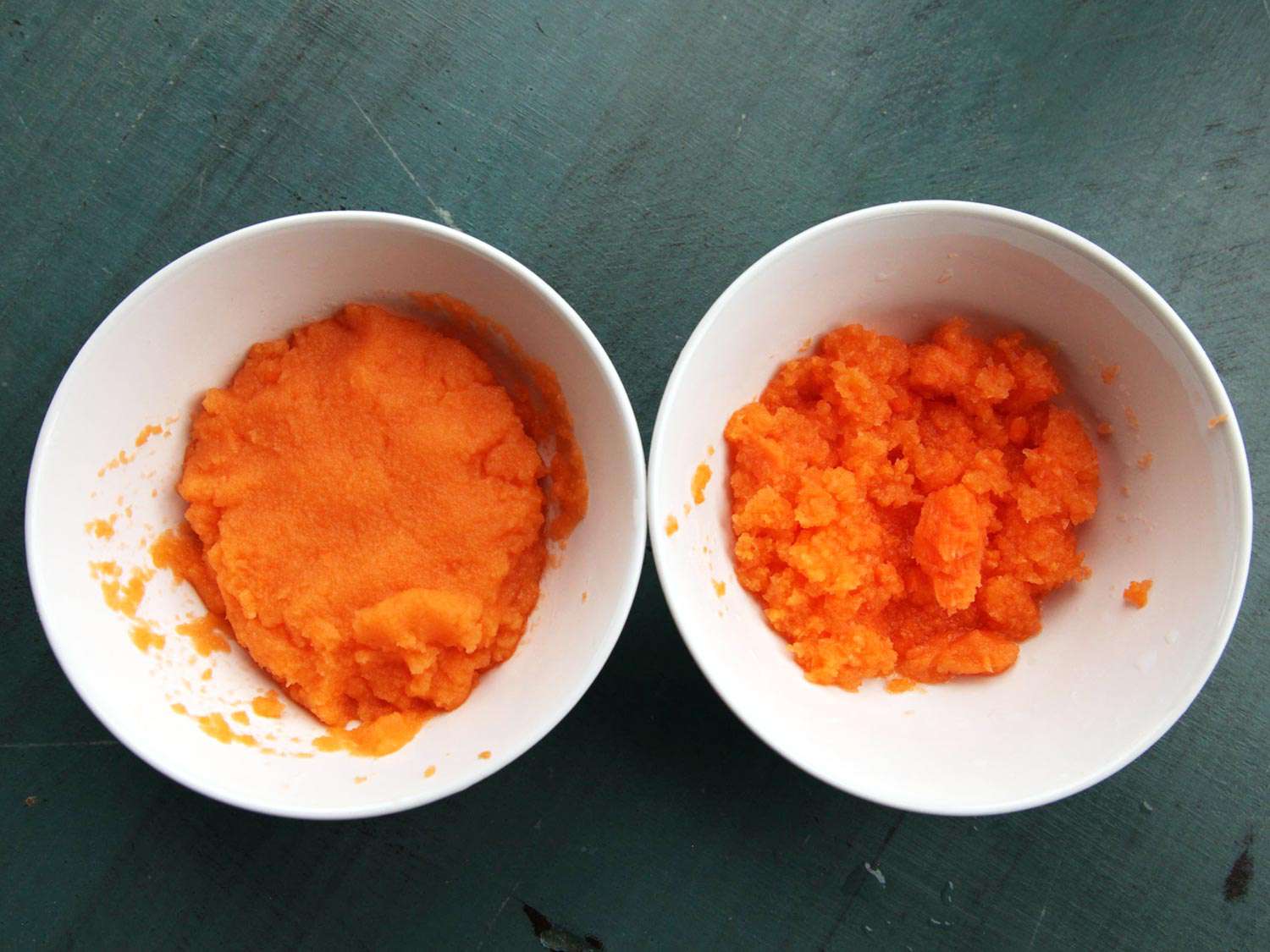 胡萝卜在两个不同的搅拌器中混合