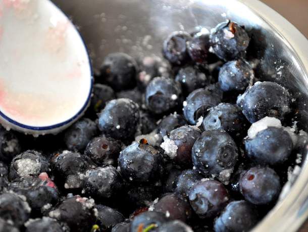 20140606 - bluberrycrumbbars berries.jpg