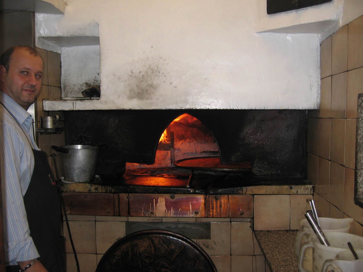 在意大利的烤锅里，意大利烤锅，烤了一吨的土豆。