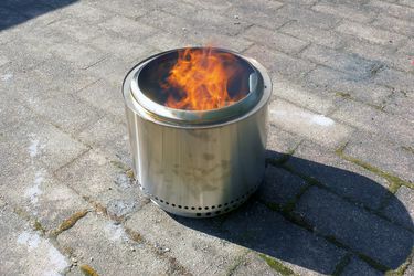 年代olo stove bonfire with fire on a patio