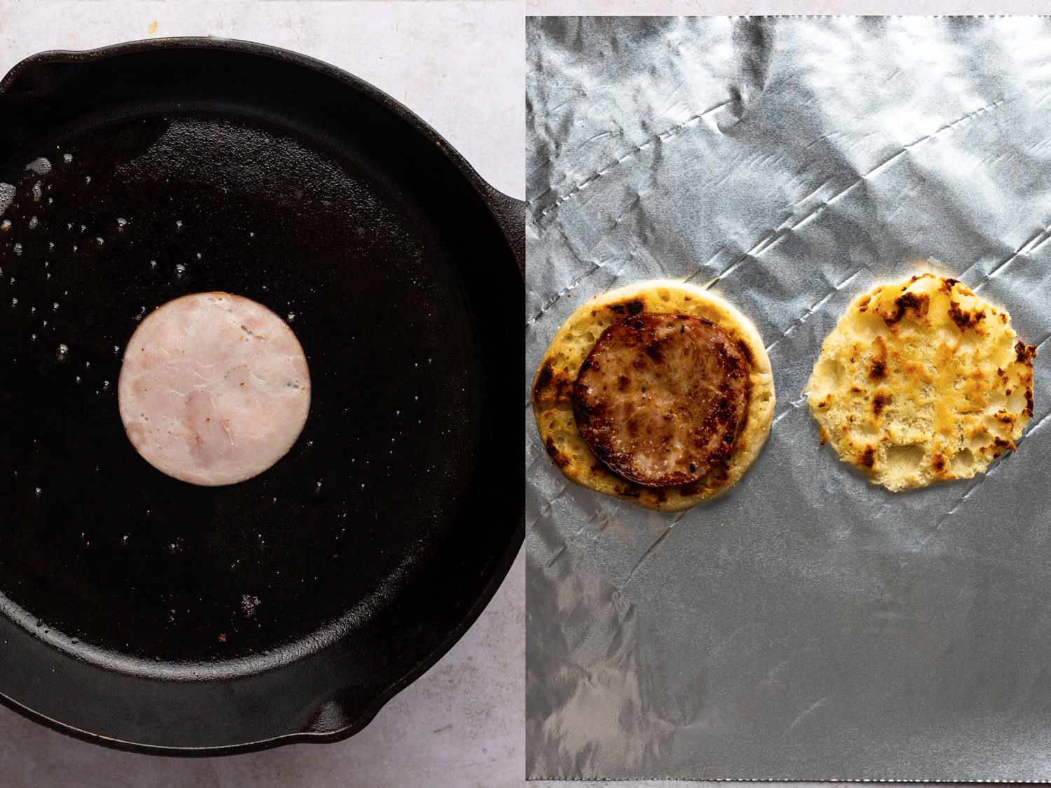 两幅图像的拼贴画。左图显示的是一片加拿大培根正在铸铁煎锅中烹饪。右图显示的是已经变成棕色的加拿大培根，放在烤过的、一分为二的英式松饼的左半部分上面，放在铝箔纸上。