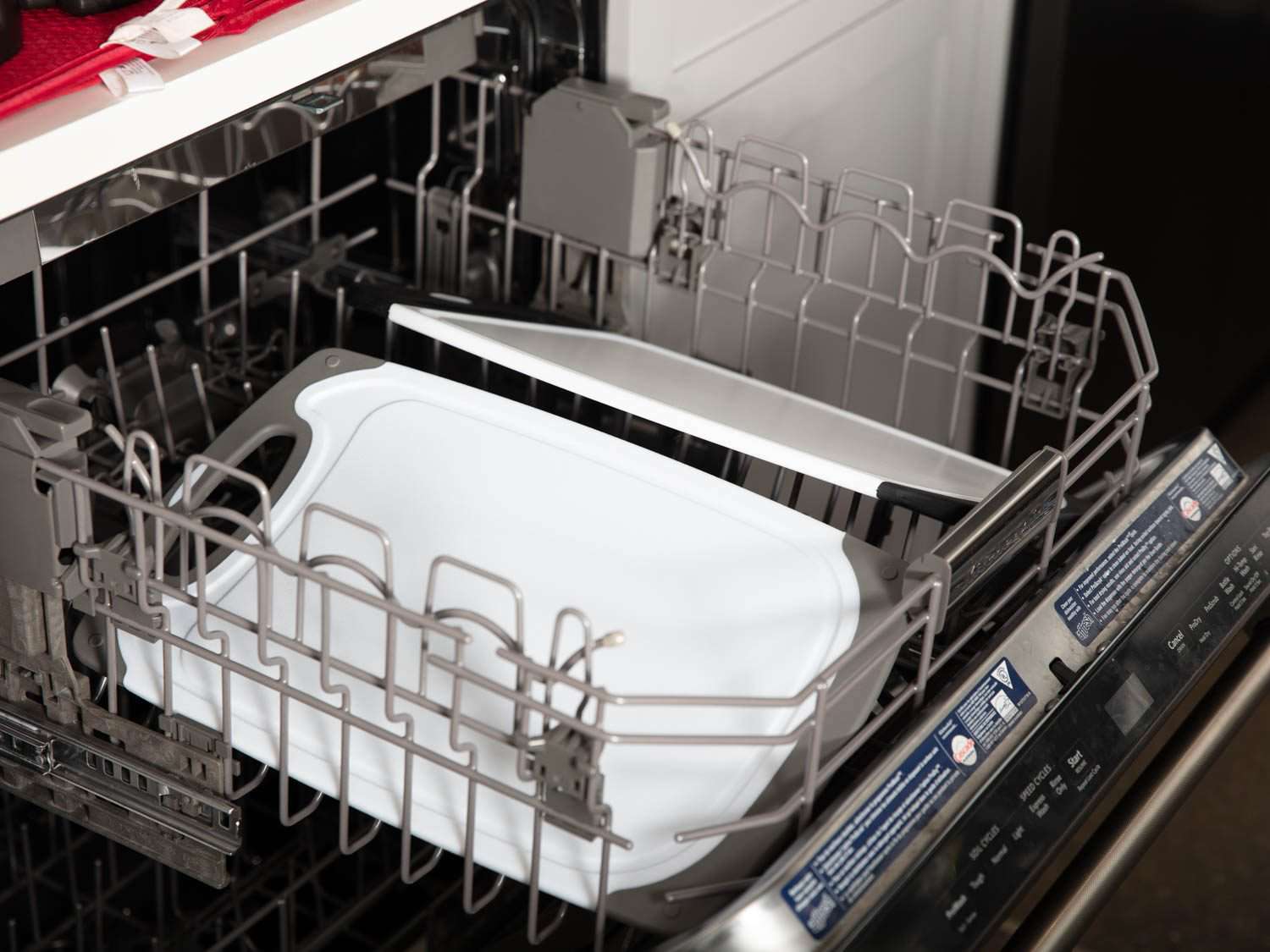 把切菜板放进洗碗机检验了他们声称的洗碗机安全。