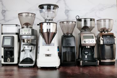 六台浓缩咖啡研磨机排列在大理石背景下