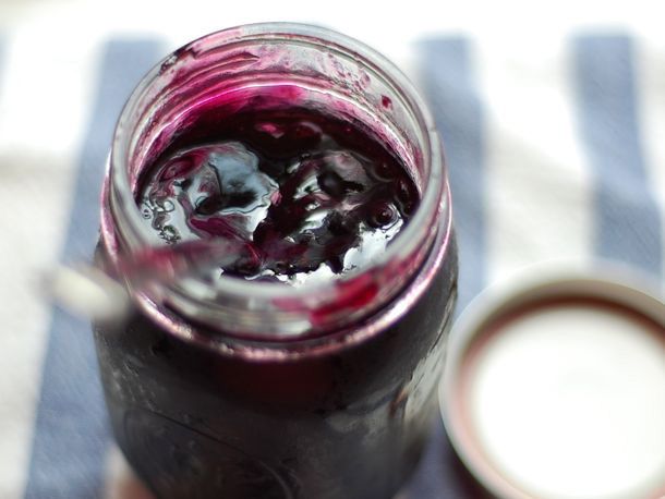 一个打开的葡萄酱罐的特写。