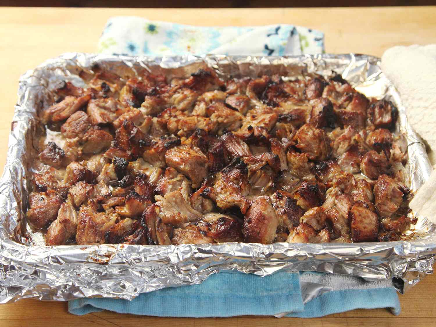 脆脆的真空炖肉放在衬有锡箔的烤盘上。
