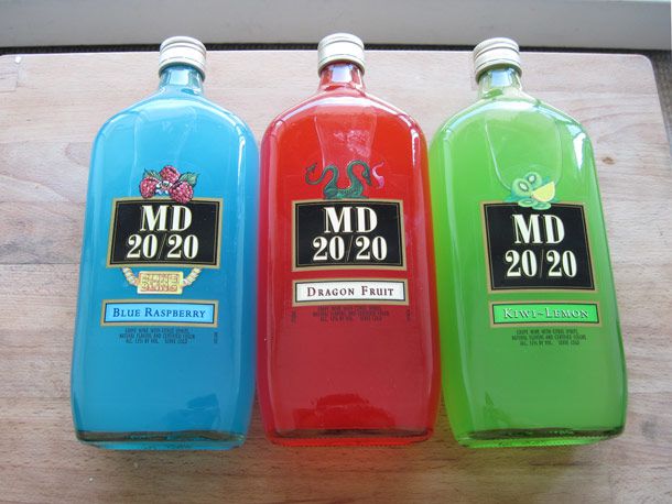 三瓶MD 20/20挨个放着:蓝覆盆子、火龙果和猕猴桃柠檬。