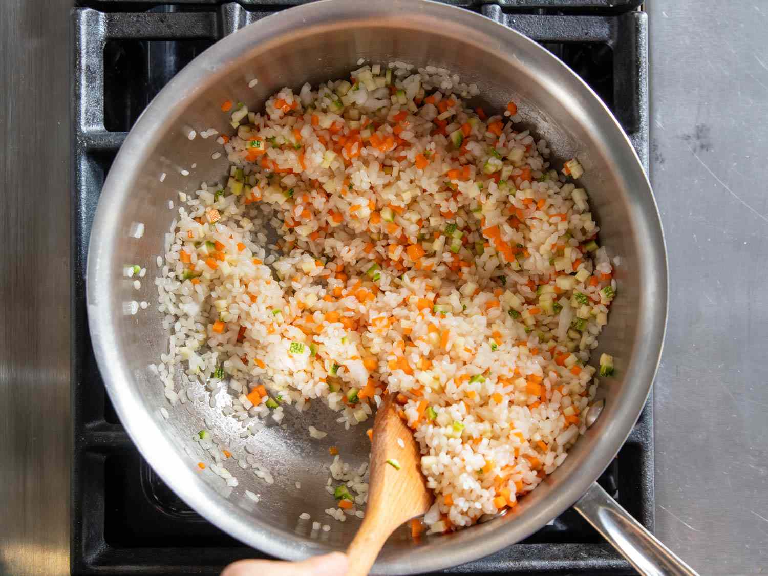把米饭和切碎的蔬菜混合在一起做韩国泡菜gydF4y2Ba