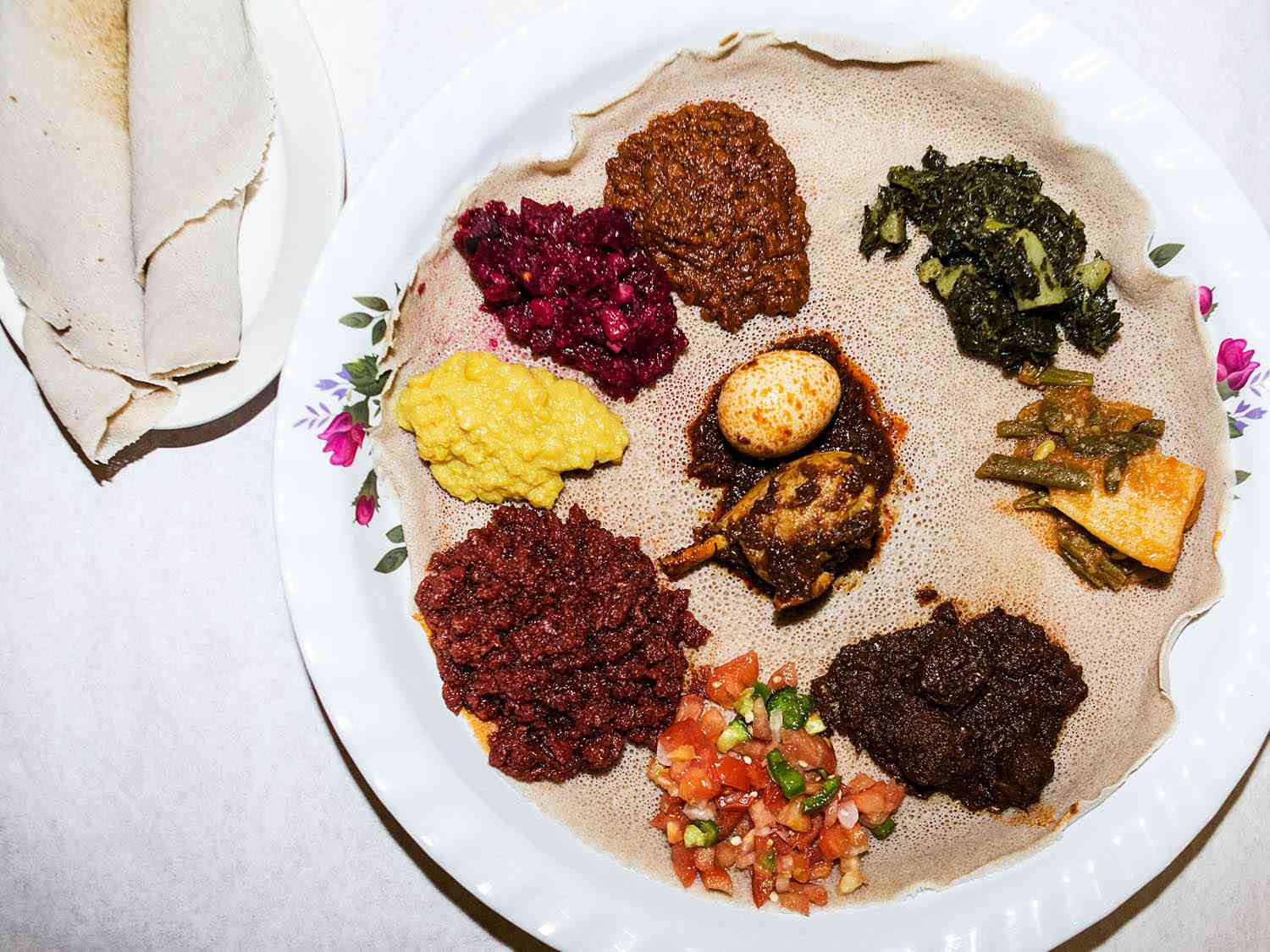 埃塞俄比亚injera面包，里面装着蔬菜。