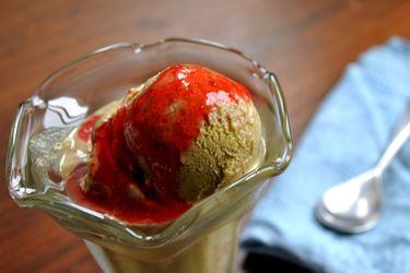 20110408-145937-pistachio-strawberry-gelato.JPG