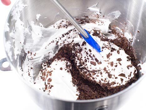 将切碎的巧克力折叠成蛋白霜。
