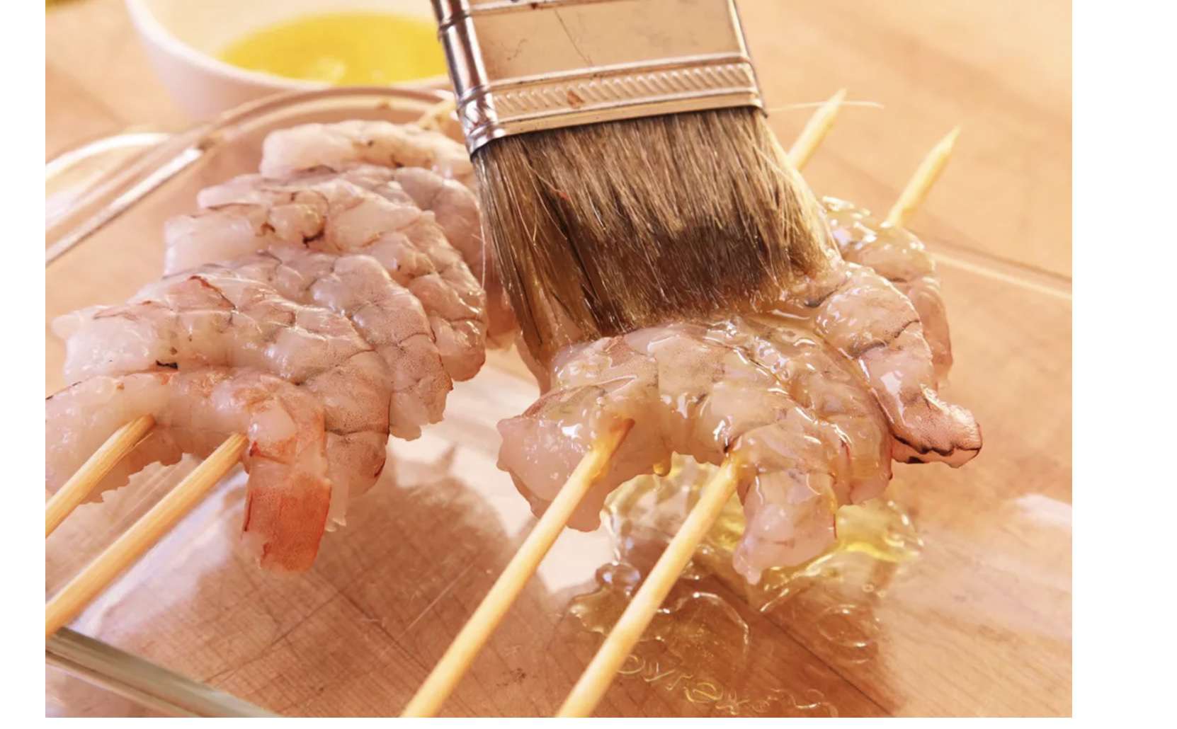 把虾串在烤串上