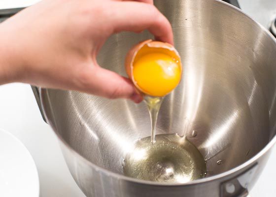 把蛋白和蛋黄分开。将白面粉倒入搅拌碗中。