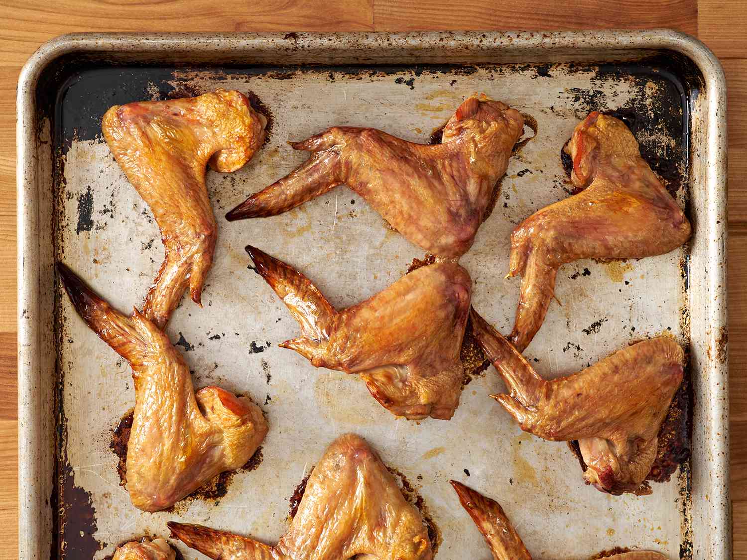把烤好的鸡翅放在烤盘上。
