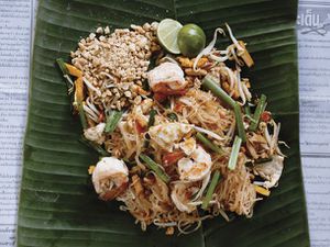 Phat Thai Shrimp Tofu on a banana leaf.