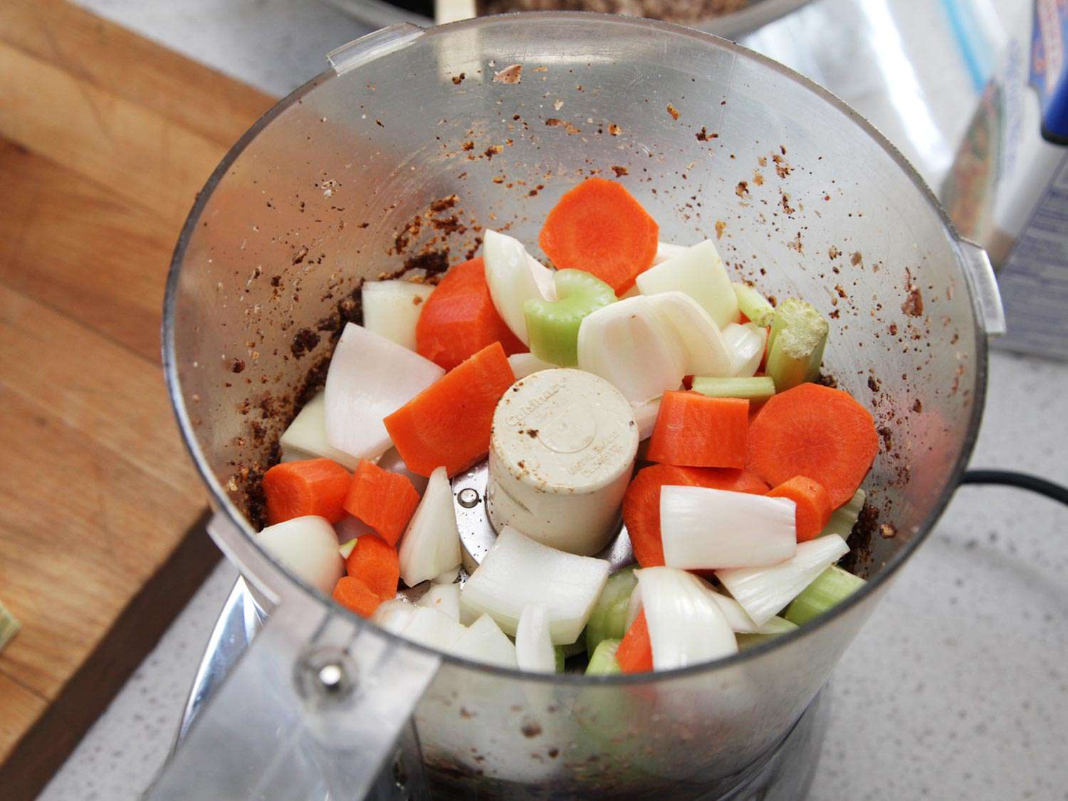 洋葱，芹菜和胡萝卜放入食品加工碗中