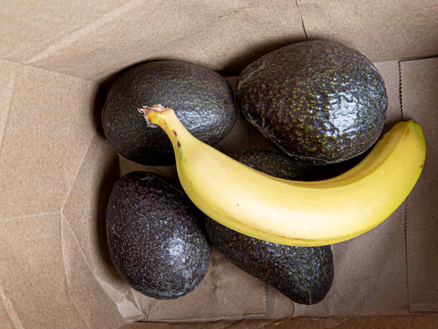 香蕉和牛油果放在一个袋子里
