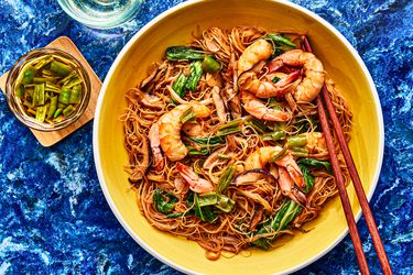 Overhead view of fried bee hoon noodles