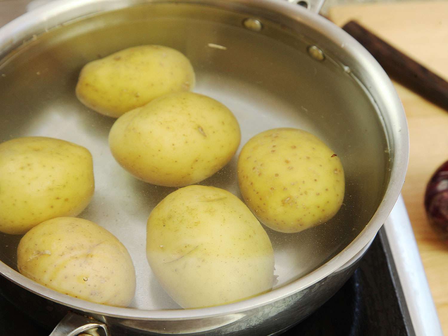 在土豆上，在一块锅里