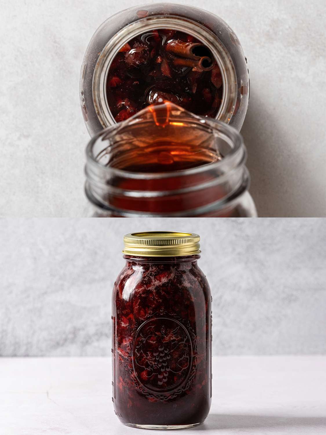 两个影像拼贴。上面的图片显示了从上到下的樱桃糖浆被倒入装有混合樱桃混合物的罐子的图像。下面的图片显示了在密封的玻璃瓶中搅拌的糖浆和樱桃混合物。
