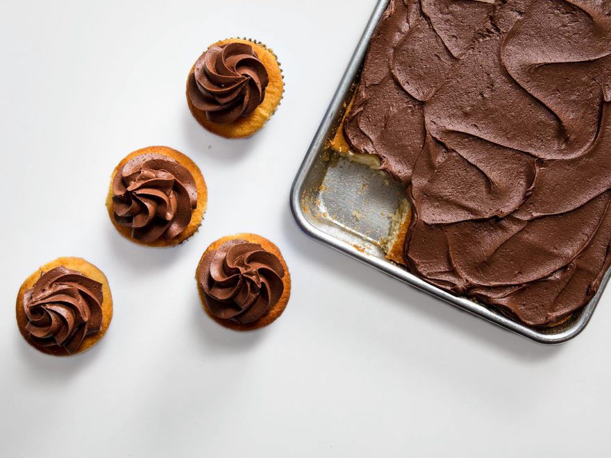 美式巧克力奶油蛋糕和薄蛋糕