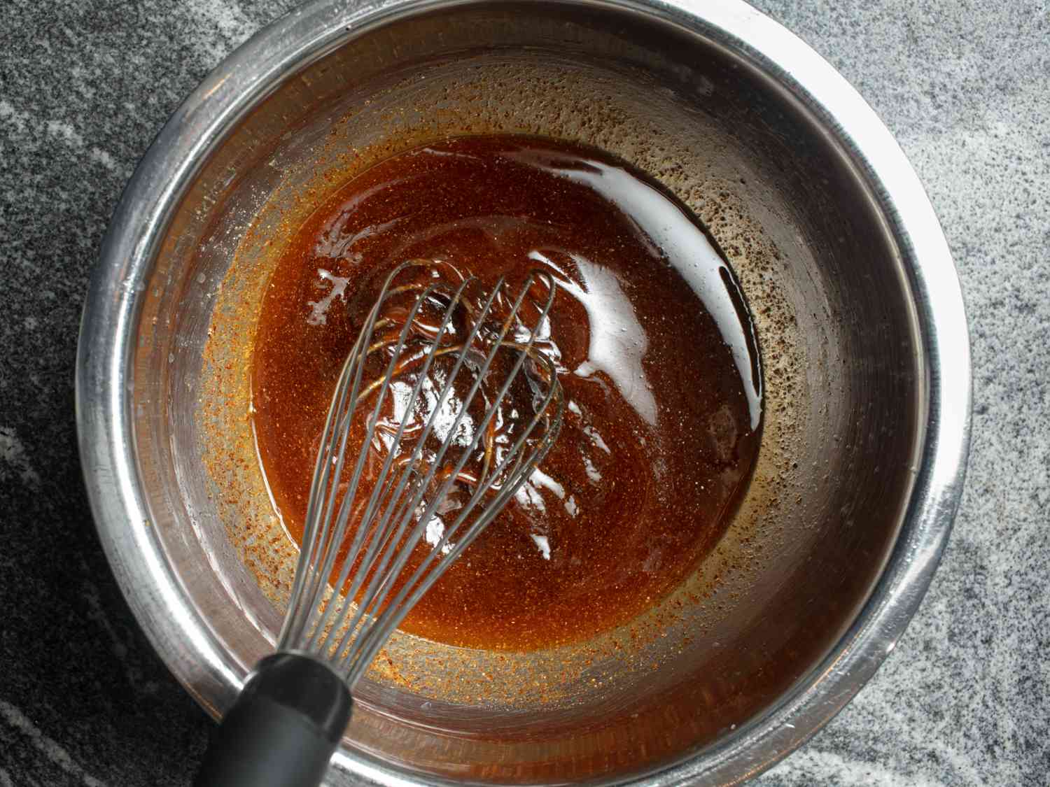 在金属碗里搅拌裙底牛排法希塔腌料的原华体会应用下载料。