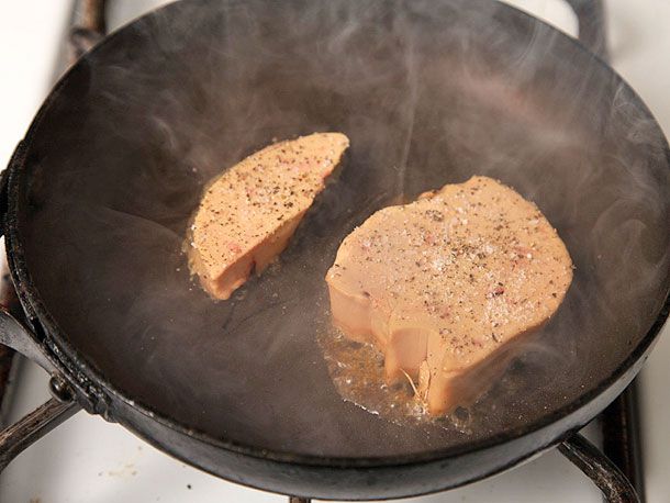 两块鹅肝放在热锅里烤。