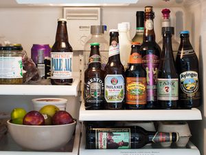 冰箱里有七瓶不同的啤酒。六张都在一个架子上，标签朝外。