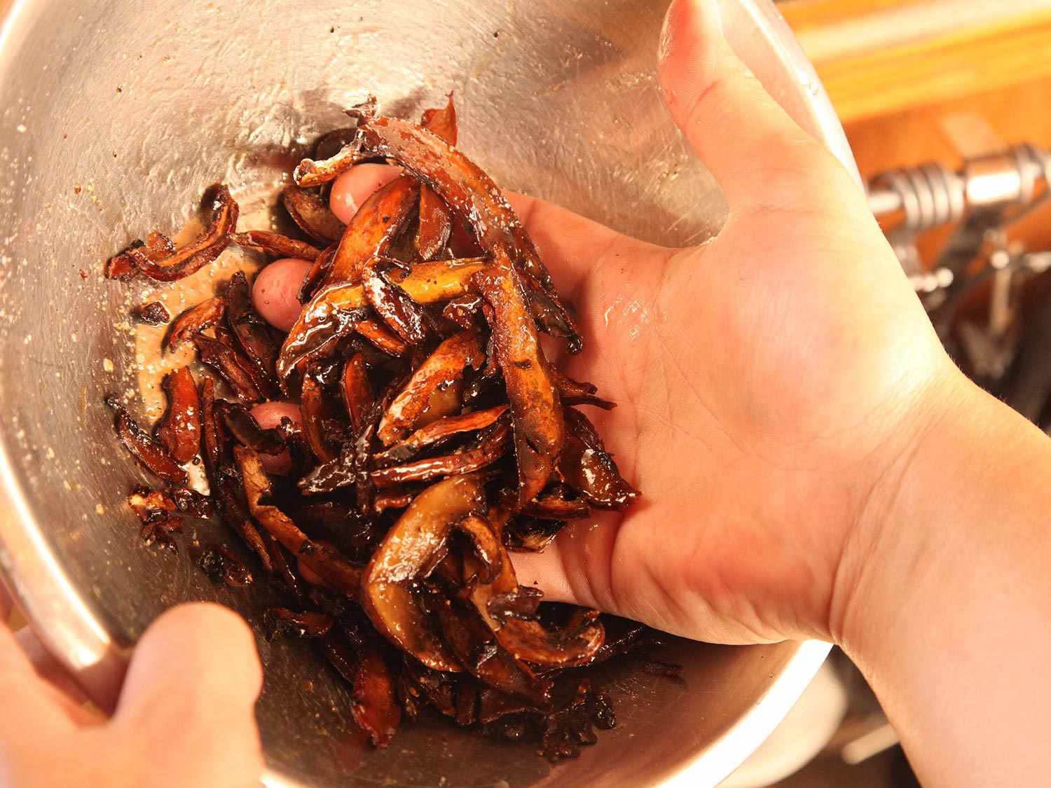 把蘑菇培根拌在香料里。