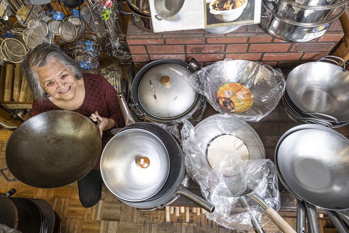 顶视图的Tane Chan持有一个炒锅下两个6堆其他炒锅