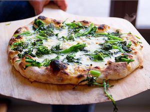 自制西兰花拉贝披萨，披萨皮是用不揉的披萨面团做成的。