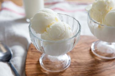 小玻璃碗里的一勺自制拿铁冰淇淋。