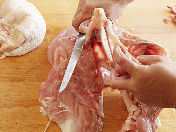 用一只刀用一只刀用肉，把它从鸡爪上取出。
