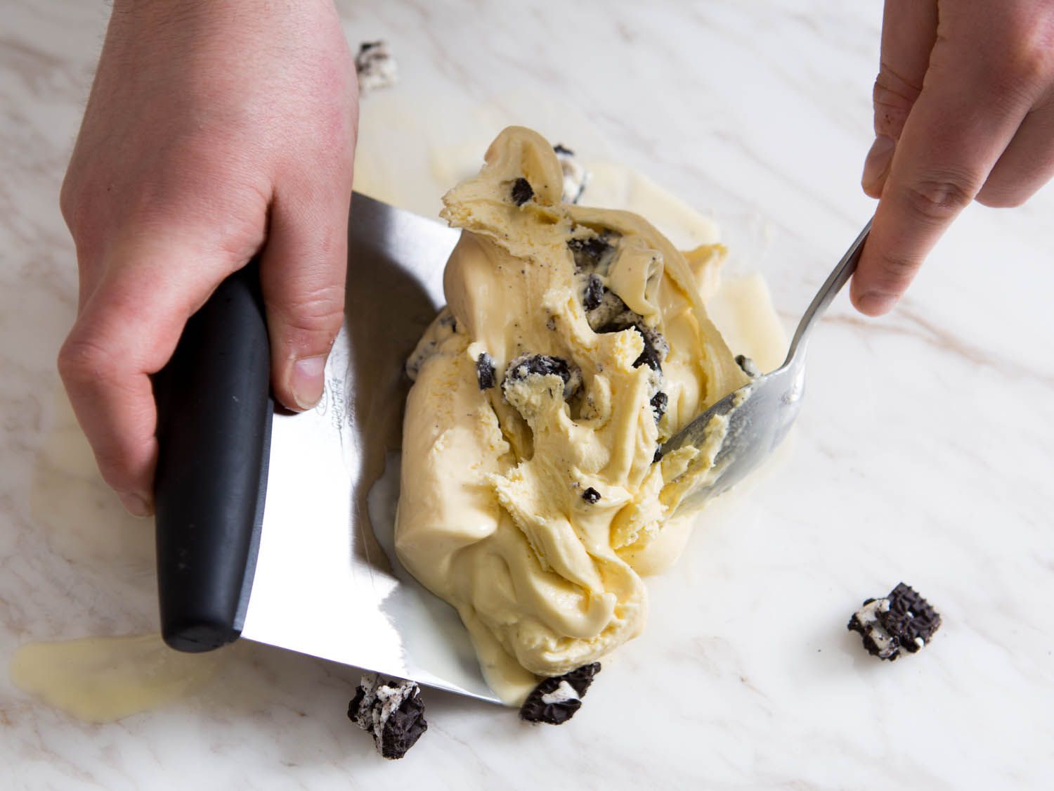 用刮板和勺子做一块有嚼劲的新英格兰式冰淇淋。