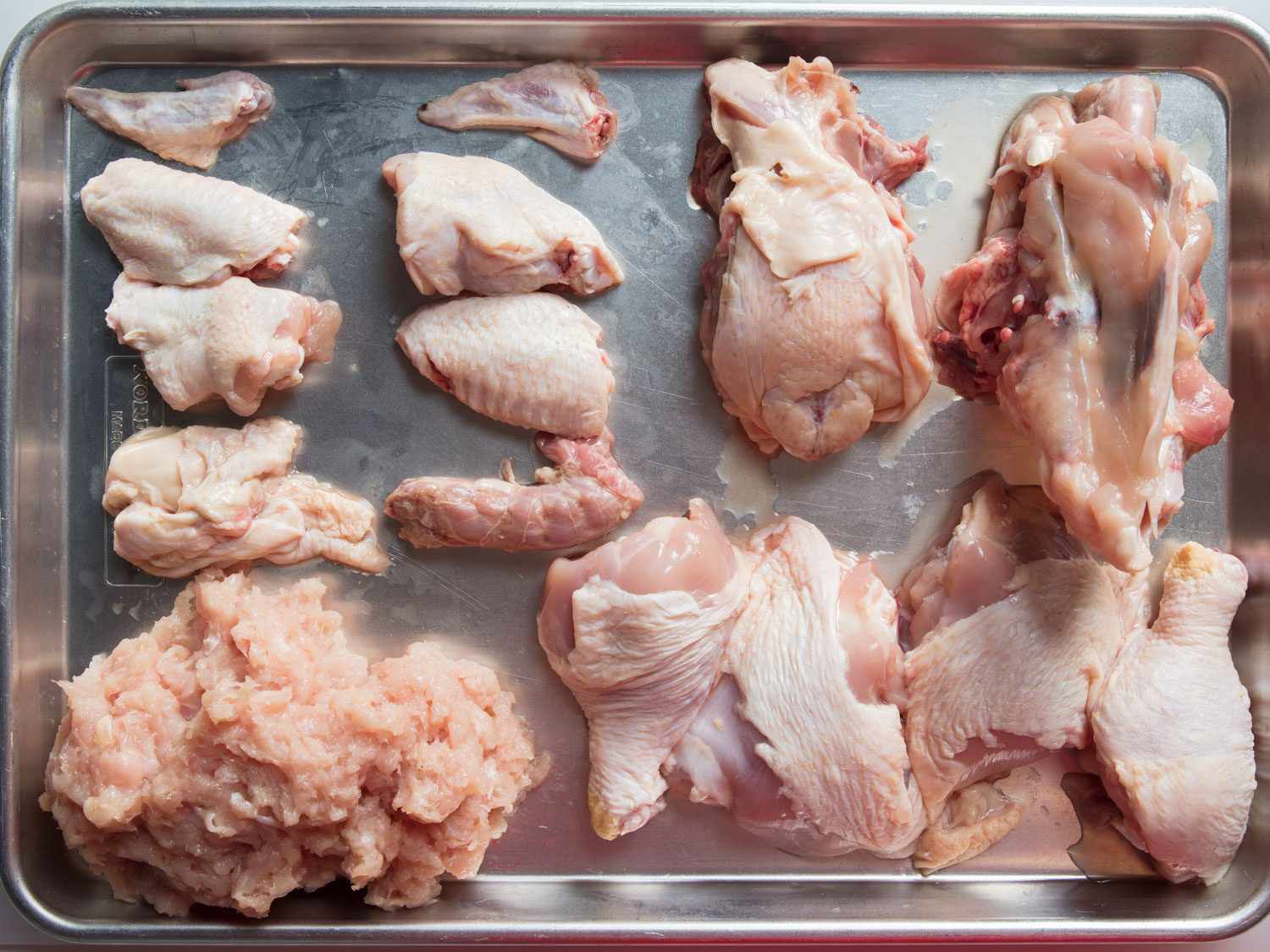 鸟瞰图，鸡肉切成部分和鸡胸肉磨碎的鸡翅拉面汤