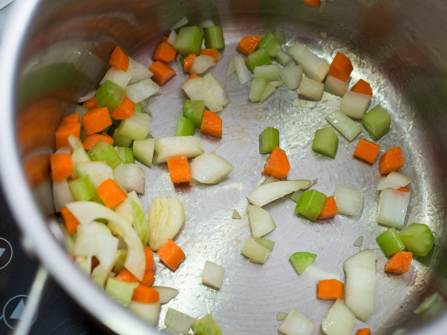 Sautéing蔬菜在高汤锅。