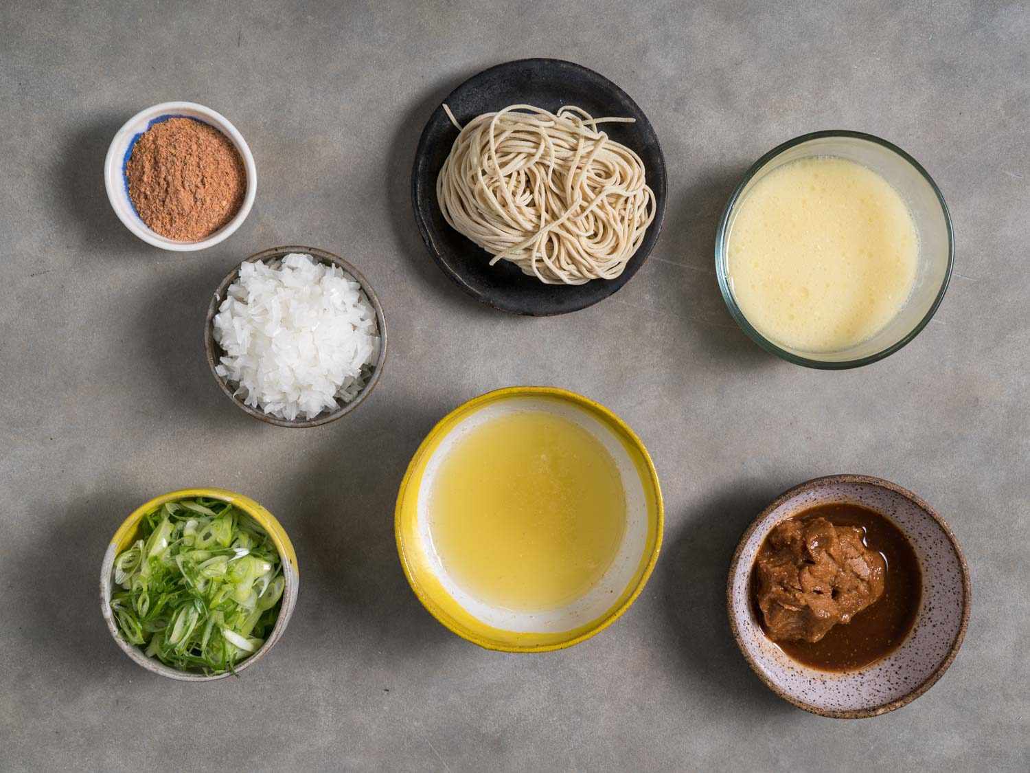 味增托里白丹拉面的成分，从左上顺时针方向:辣椒面，面条，白丹汤，味增皮，香油，葱丝，白葱丝