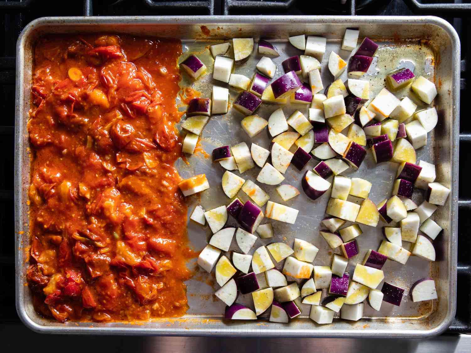 将茄子和碾碎的番茄混合物一起放入烤盘。