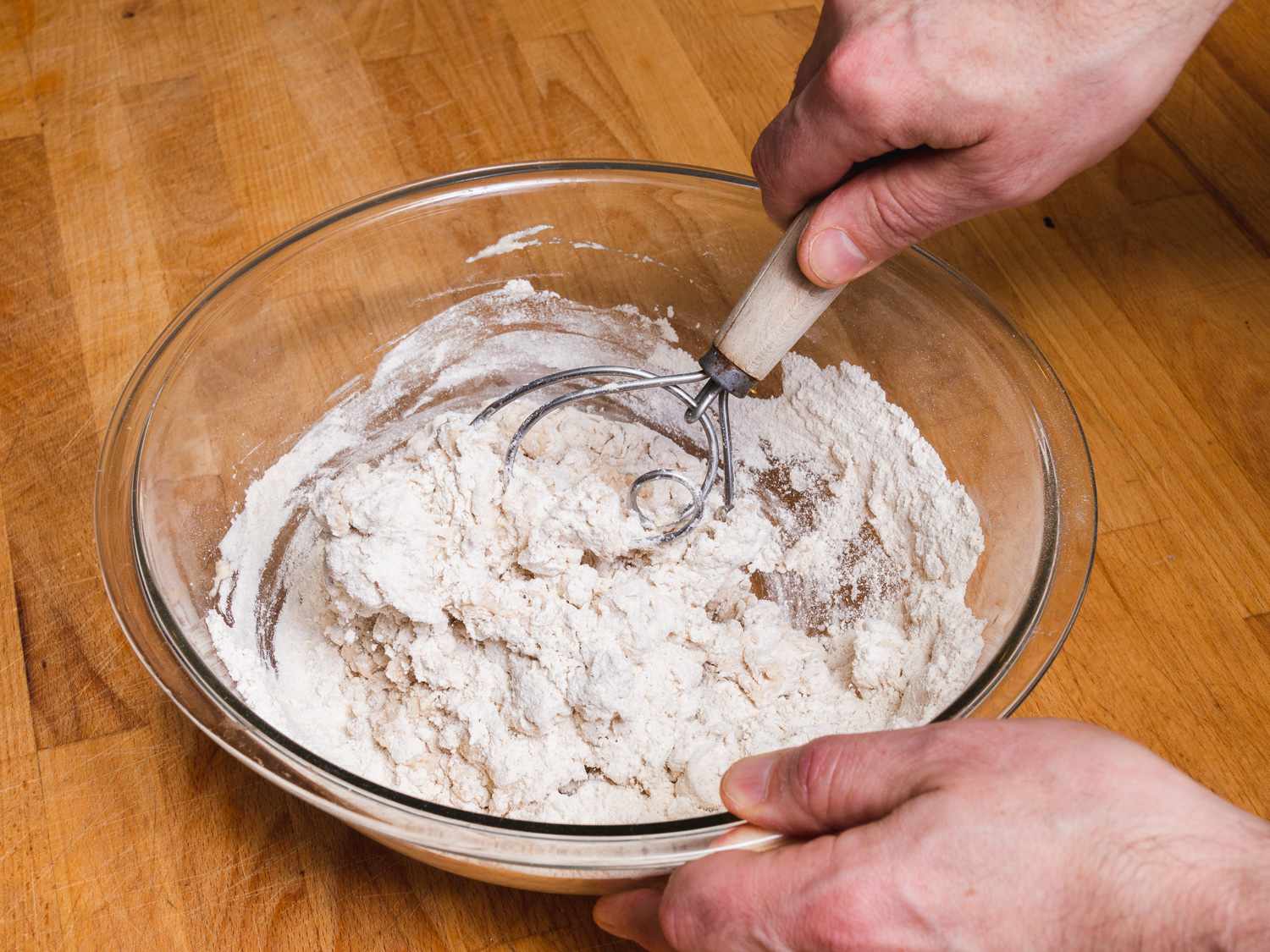一种丹麦的面团打蛋器，混合了面粉和湿的配料。华体会应用下载