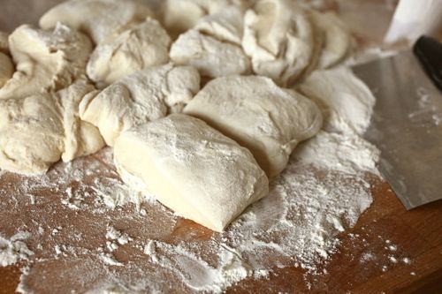 在铺有面粉的工作面上用刮刀刨成块的面饼。