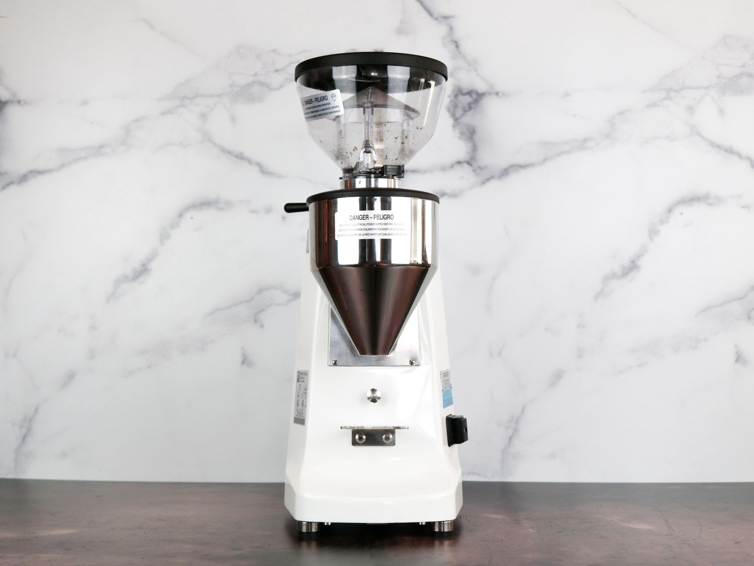 大理石背景上的Mazzer Lux D磨床