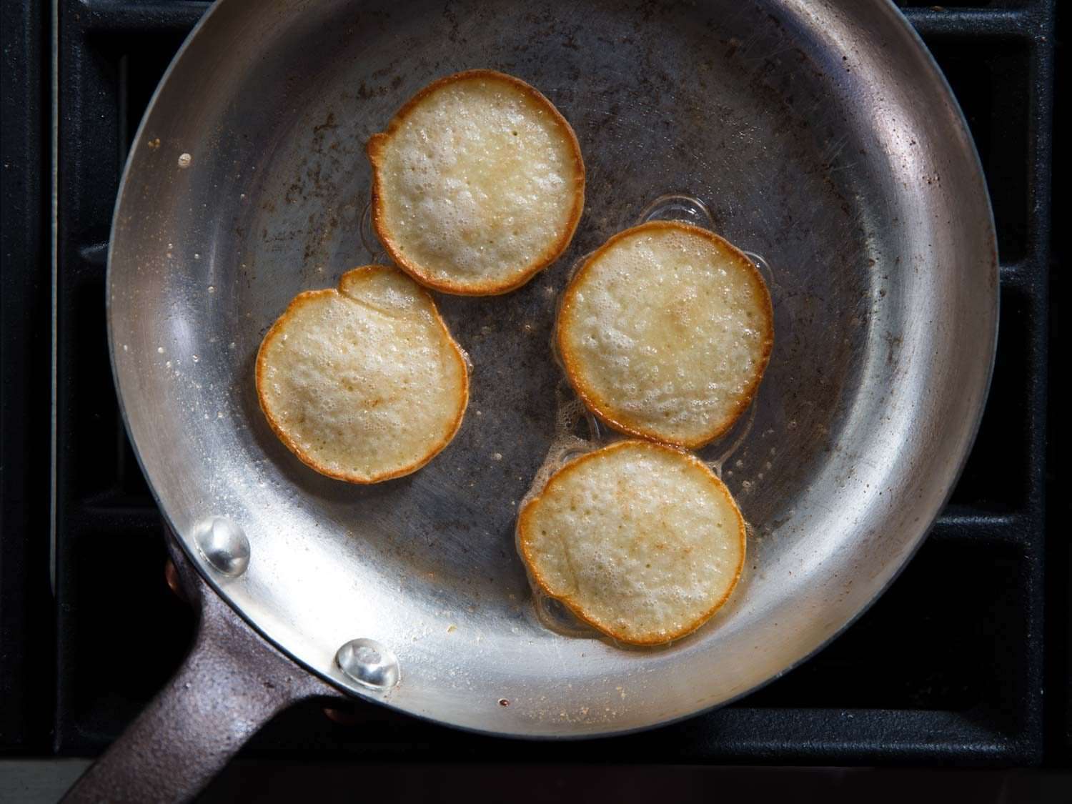 布里尼在铜煎锅中烹饪，呈现均匀的褐变