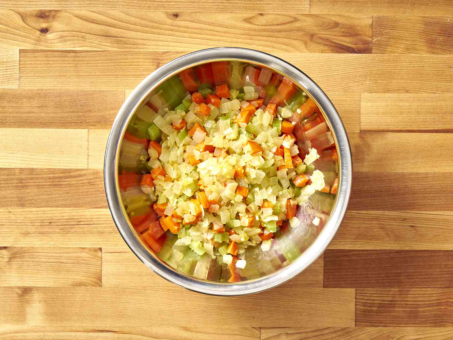把煮熟的蔬菜切丁放在金属碗里。gydF4y2Ba