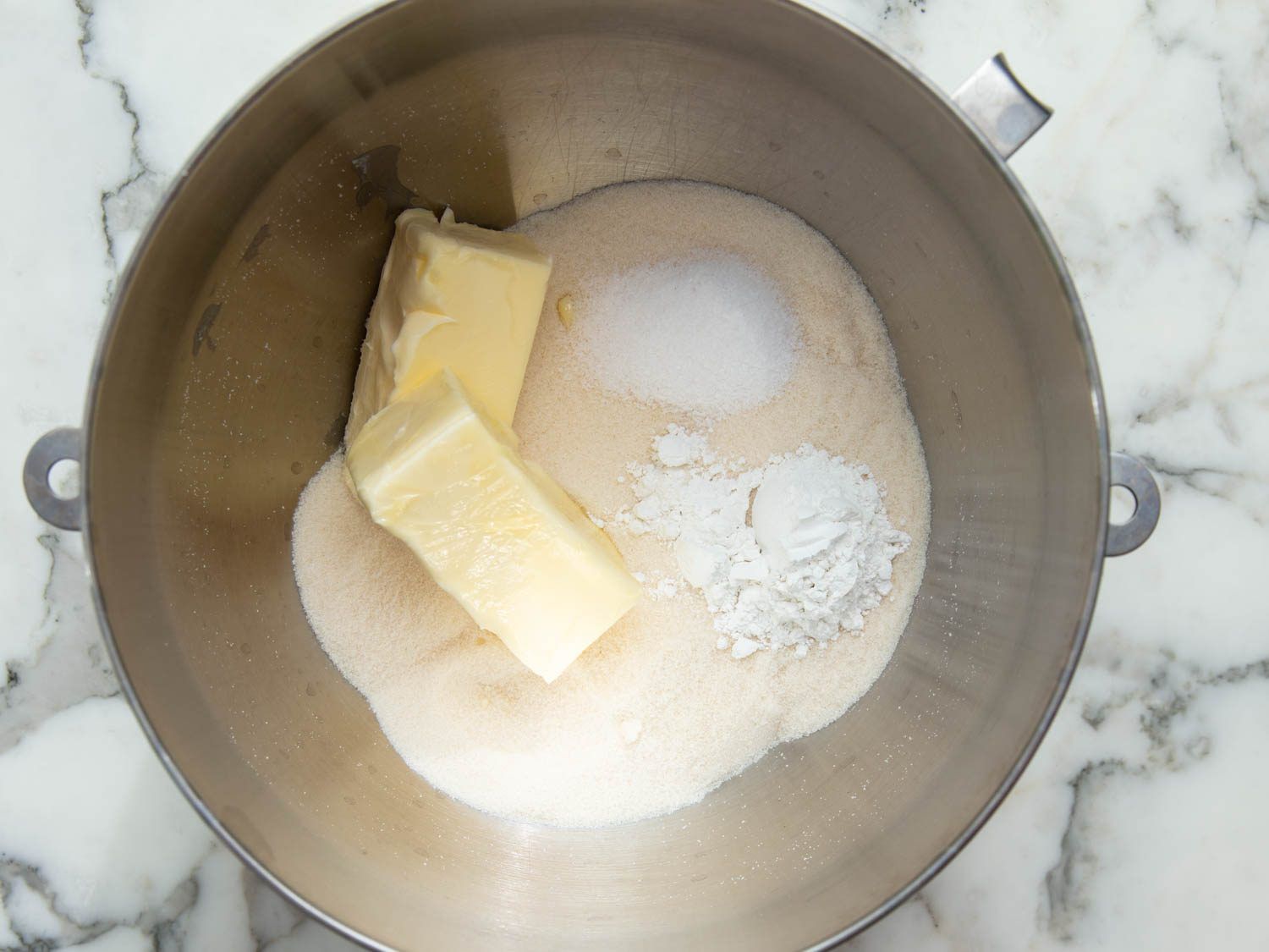 把烤好的糖，泡打粉，盐和黄油放在搅拌器的碗里