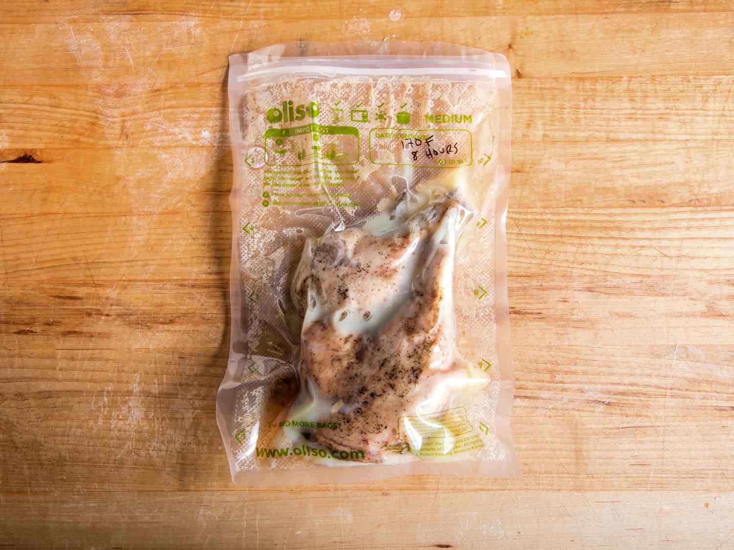 鸭腿密封在真空袋中，用真空烹调。