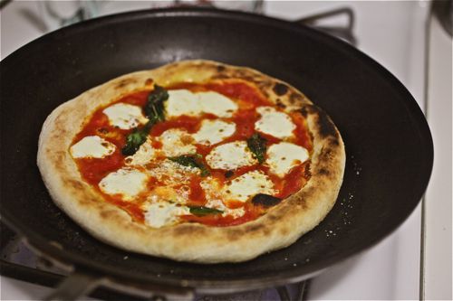 那不勒斯风格的自制披萨放在煎锅上。
