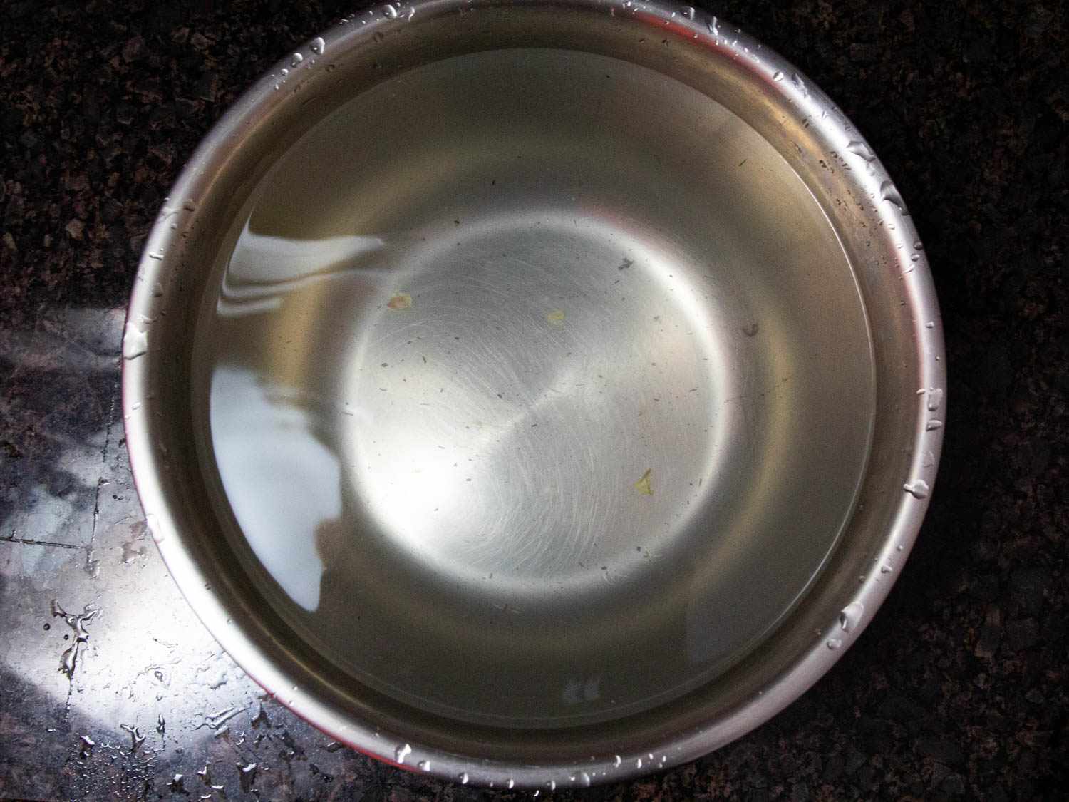 碗的顶部，用来清洗绿色蔬菜，除去绿色蔬菜后，碗底部留下的污垢和碎片