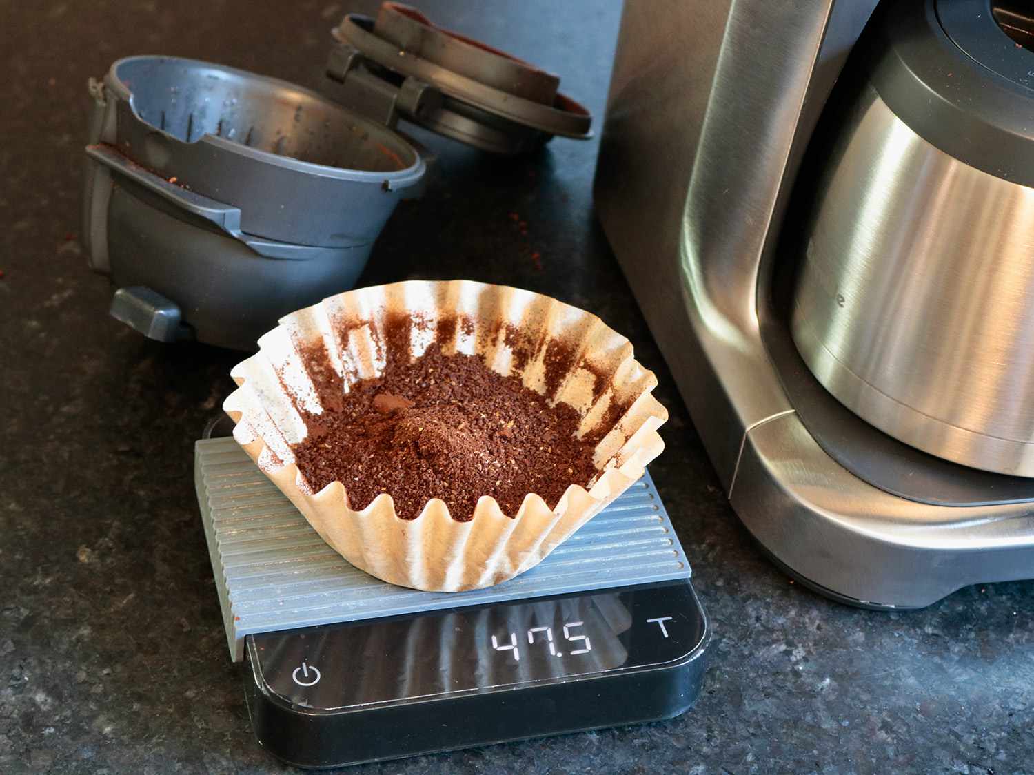 一个装满咖啡的咖啡过滤器放在47.5克的磅秤上