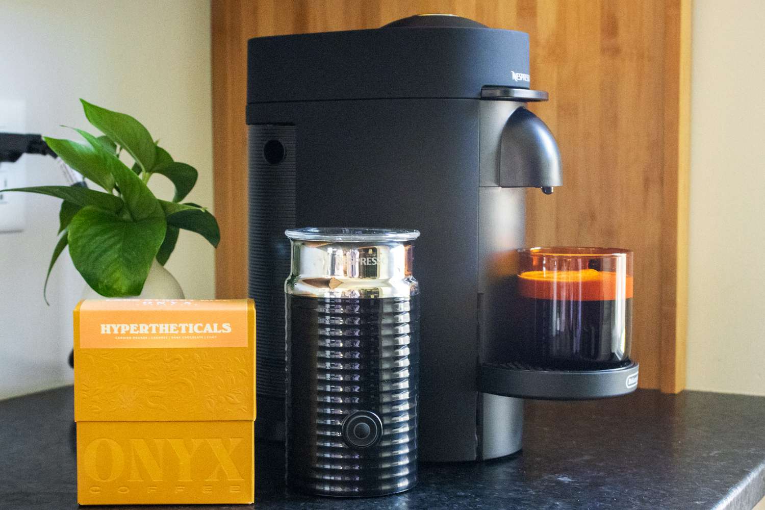 Nespresso咖啡机的侧视图