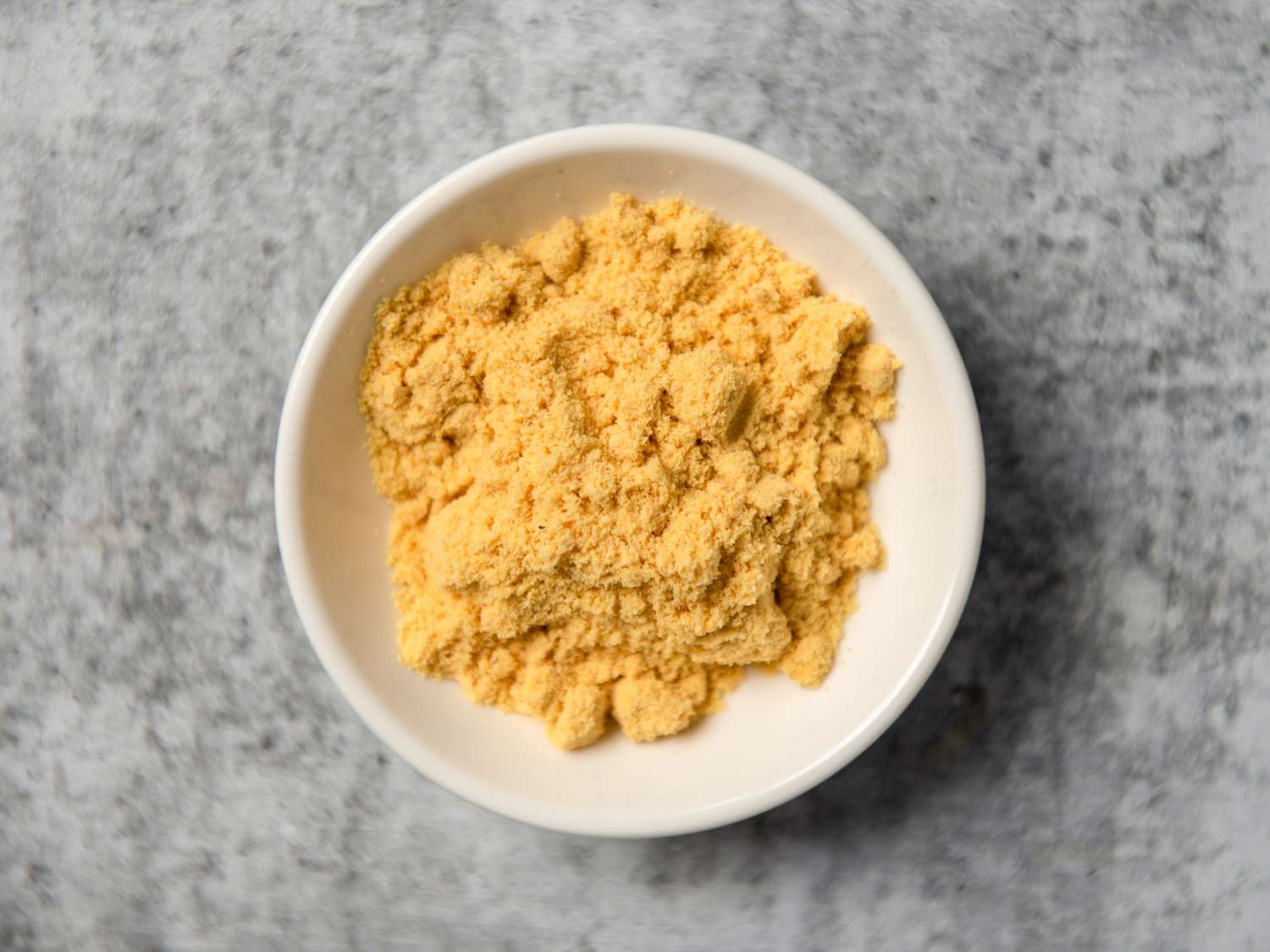 科尔曼英式芥末粉装在小白碗里